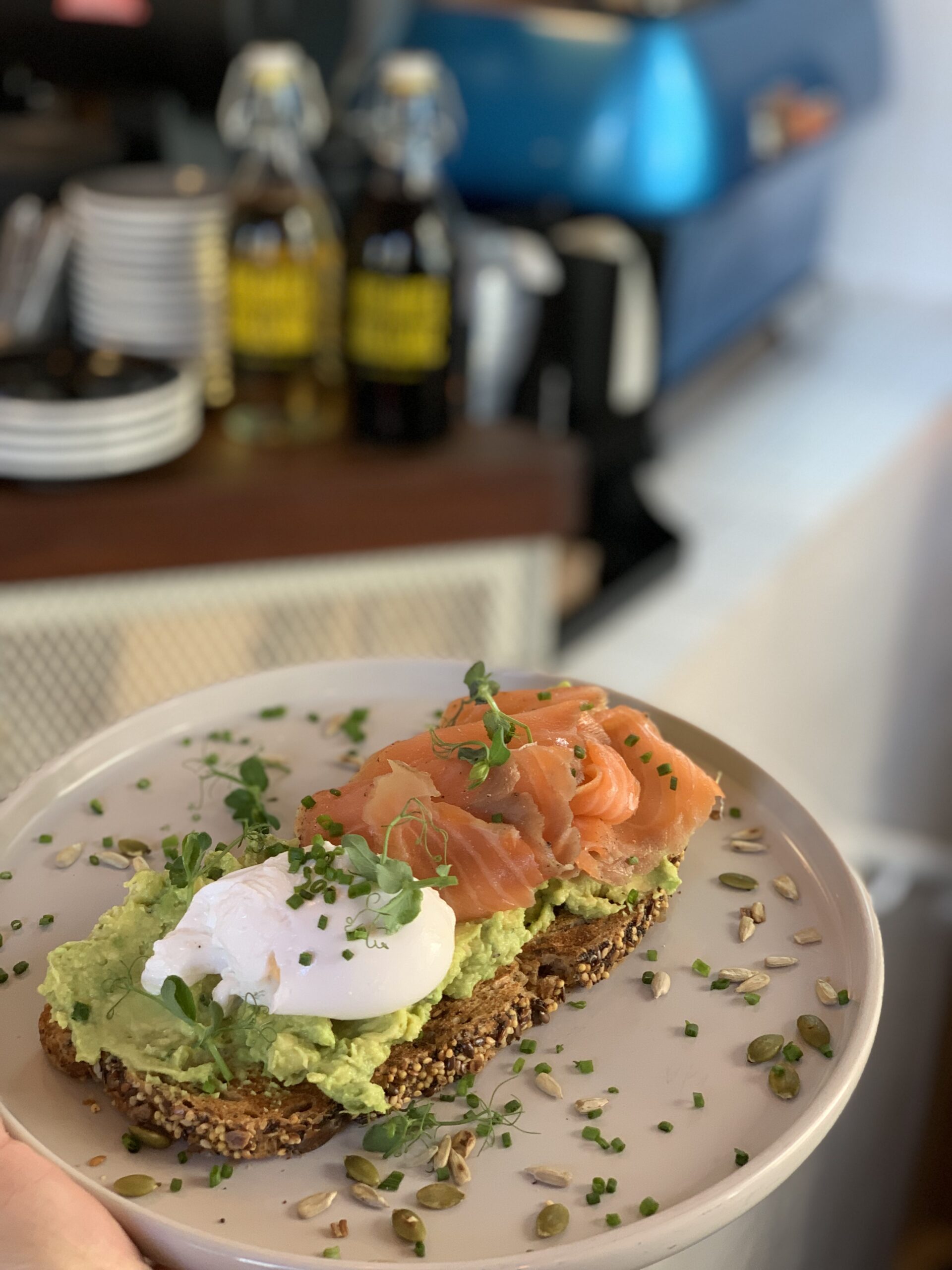 Tostadas aguacate y salmon